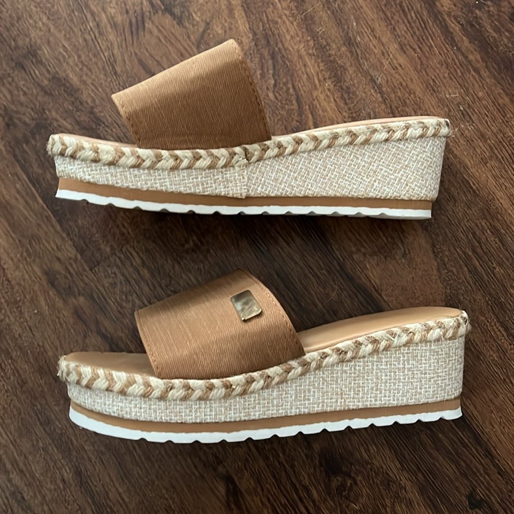 NWOT sandals - Picture 4 of 6